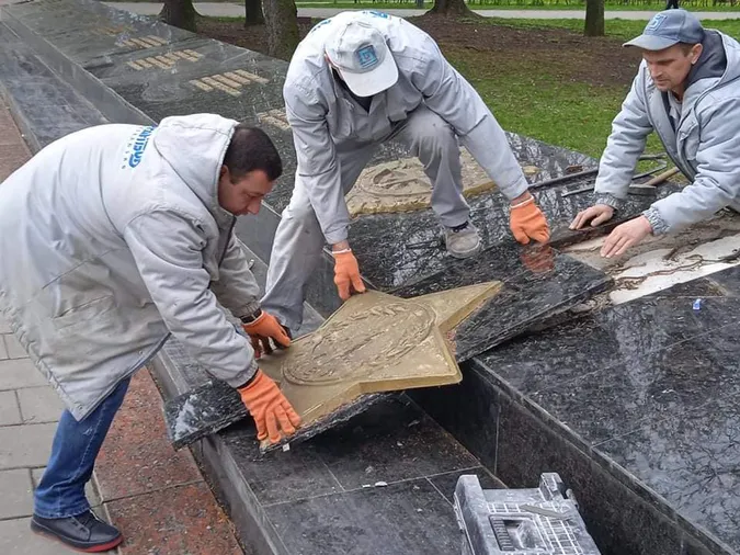 У Луцьку на меморіалі розпочали демонтаж кремлівських зірок (відео)