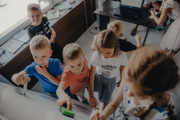 «Супер літній табір: подорож світами» кличе цікаво провести останні тижні канікул*