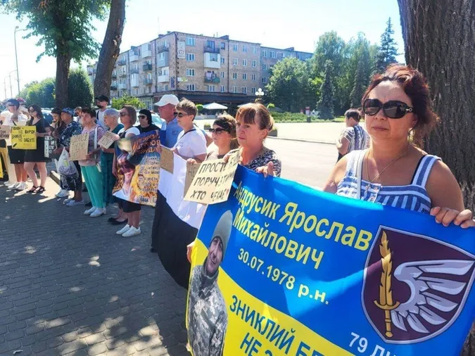 Чекає сина з полону п'ятий рік: у Ковелі пройшла акція на підтримку військовополонених (фото)