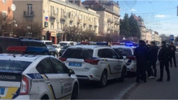 У центрі Луцька кілька нарядів патрульних: вгамовують буйного мешканця (ВІДЕО, ФОТО)