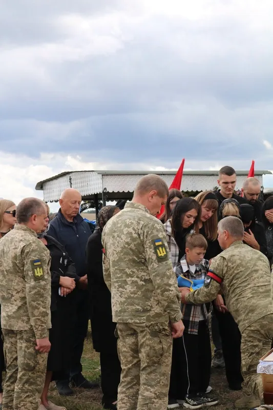 Прапор вручили синові: на Волині попрощалися із Героєм Сергієм Кацавальським (фото)