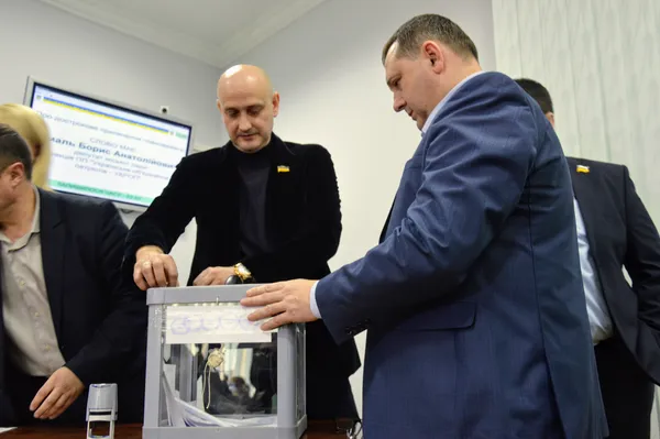 Час минув. Члени лічильної комісії відкривають ящик для голосування