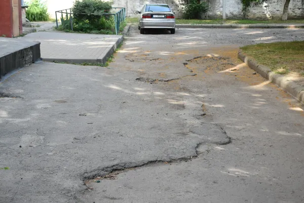 Бруківка, дитяча зона, LED-освітлення: у Луцьку відремонтують двір на Потебні (фото)