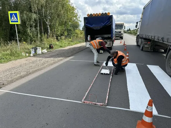 На чотирьох автошляхах Волині поновлюють дорожню розмітку на «зебрах» (фото)