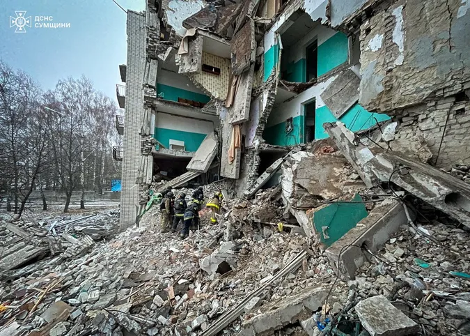 У Глухові під завалами на місці ворожого удару загинули 12 людей (фото)