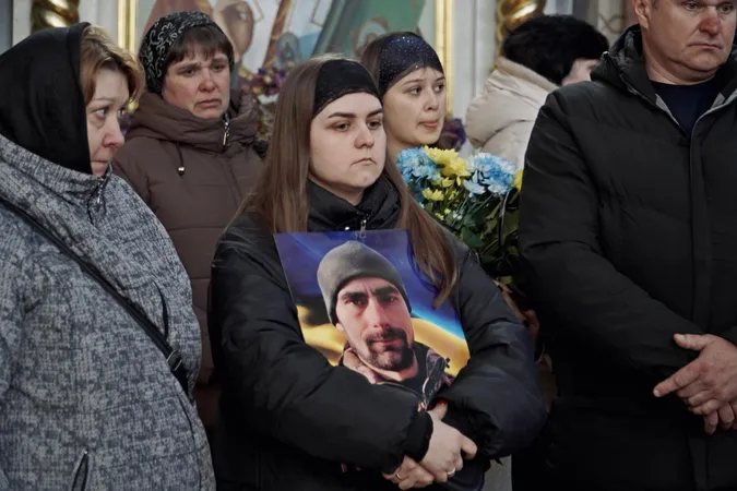 На Волині попрощалися із воїном та батьком трьох дітей Олександром Дроботом (фото)
