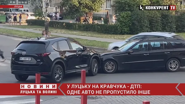 Хотів проскочити: у Луцьку на Кравчука зіткнулися Mazda та Mercedes (відео)