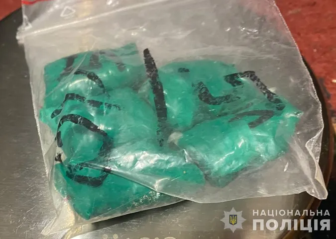 У лісосмузі під Луцьком 23-річна жінка розкидала наркотики (фото)