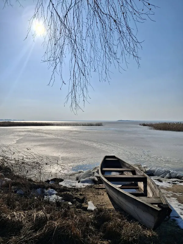 Крига, сонце і весна: Світязь огорнули перші теплі промені (фото)