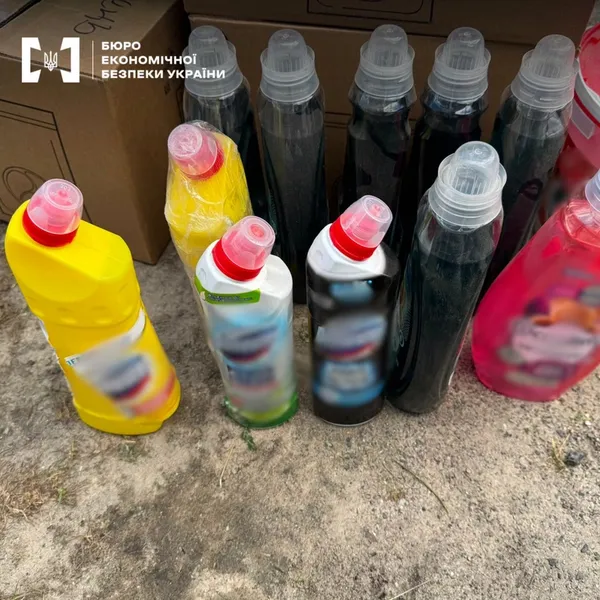 Підробляла етикетки відомих брендів: на Волині БЕБ викрило продавчиню побутової хімії (фото)