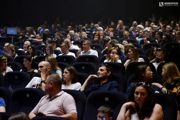 Тверк, «Я же мать» та чоловік на підборах: у луцькому «Промені» запалив «Жіночий квартал» (фото)