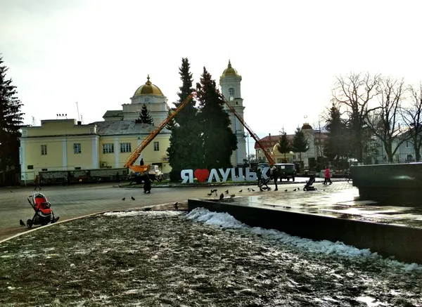 У Луцьку прикрашають головні ялинки міста (фото)