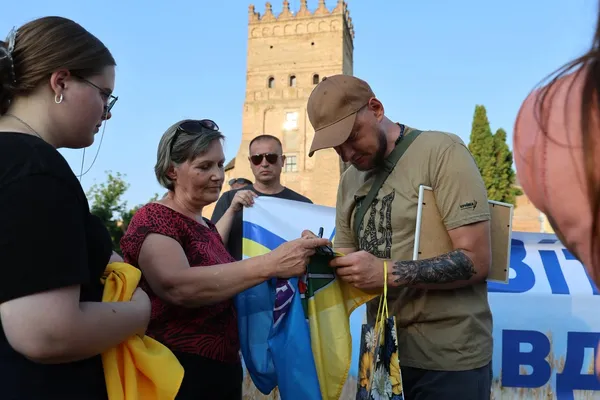 Повернувся додому через 4 роки полону: у Луцьку зустріли воїна Олександра Пришка (фото)