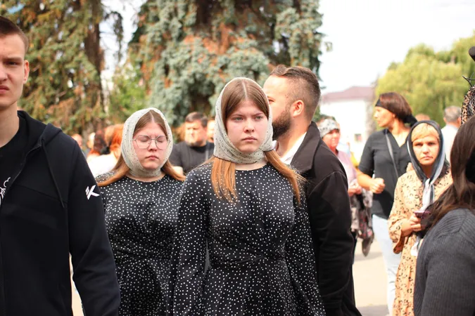 Стільки людей на похоронах давно не було: Луцьк прощався з трьома воїнами (фото, відео)