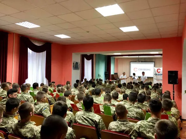 Чесна бесіда про наркотики та алкоголь у Луцьку зібрала дві сотні ліцеїстів (фото)