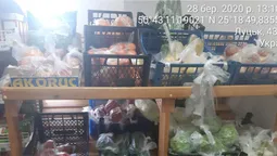 Луцькі муніципали похвалили магазини за обгорнуті в плівку продукти (фото)