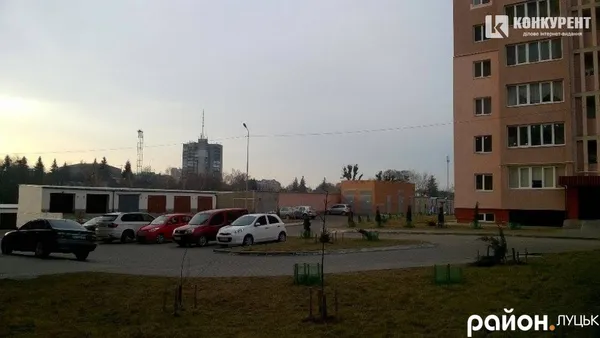 Біля будинку на вулиці Івана Франка, 44в дуже мало паркомісць, хоча він зданий в експлуатацію не так давно. Щоправда біля будинку є гаражний кооператив