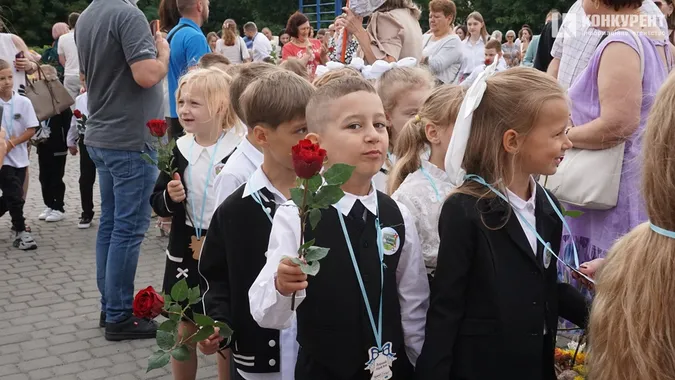 1 вересня у луцькій школі №9: як це було (фоторепортаж)