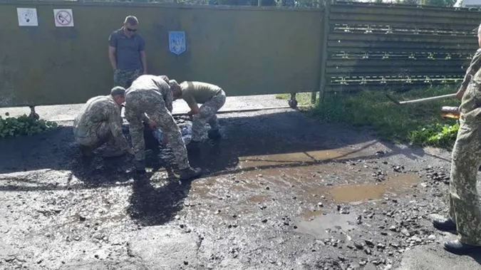Президент ні до чого: пояснили, чому військові на Волині черпали воду з калюж