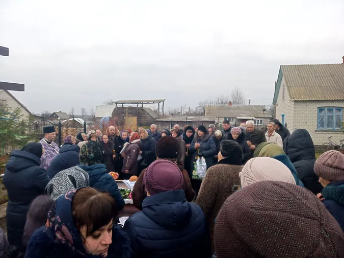 На Волині віряни ПЦУ і УПЦ «МП» посварилися на похороні батька голови ОТГ (фото)