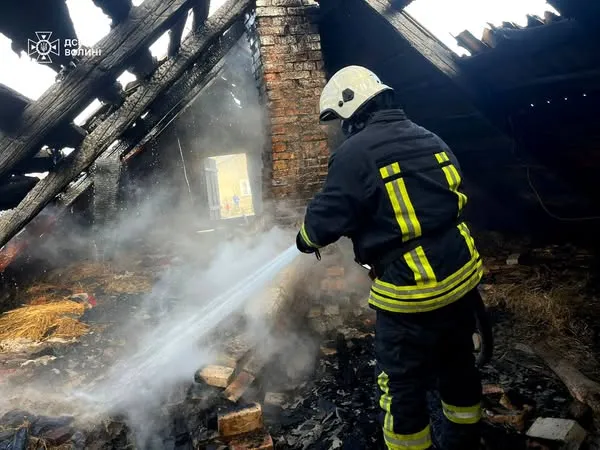 В селі на Волині понад годину гасили вогонь у будинку (фото)