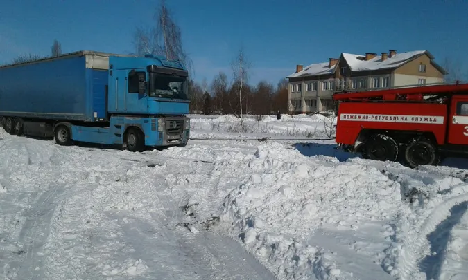 На Волині у сніговому заметі застрягла вантажівка (фото)