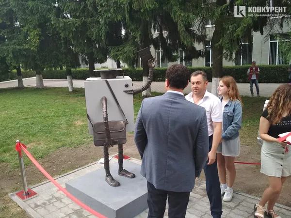 У Луцьку з’явилася скульптура студенту (фото, оновлено)