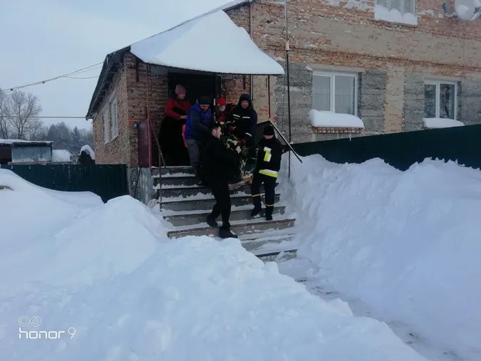 На Волині жінку з підозрою на інфаркт пожежники підвозили до «швидкої», бо та застрягла