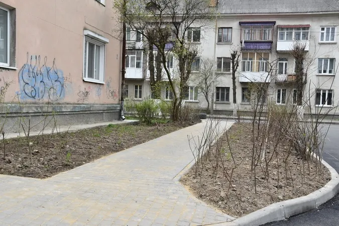 Як у Луцьку двори ремонтують (фото)