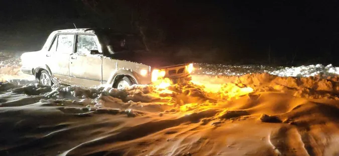 За добу рятувальники звільнили зі снігових кучугур 40 вантажівок (фото)