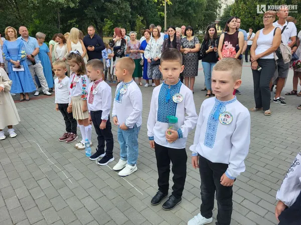 1 вересня у луцькому ліцеї №10: лінійка для першачків та випускників (фото)