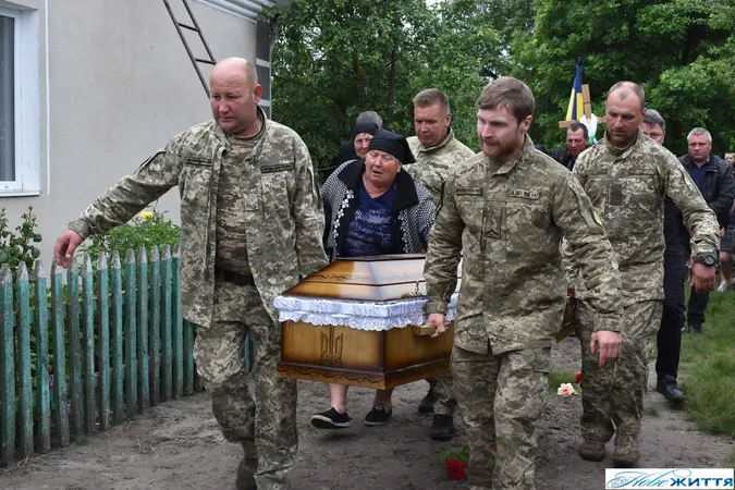 Залишилась донечка: на Волині прощалися з воїном Василем Гайченею (фото)