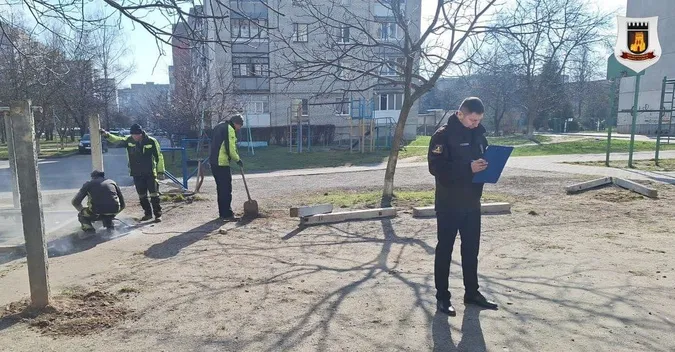 У Луцьку люди самовільно встановили обмежувачі руху (фото)