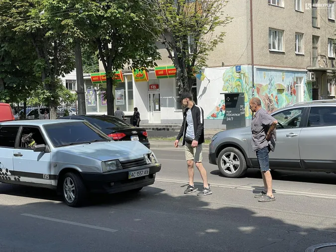 На Перемоги в Луцьку авто гепнулось в маршрутку, є затор (фото, відео)