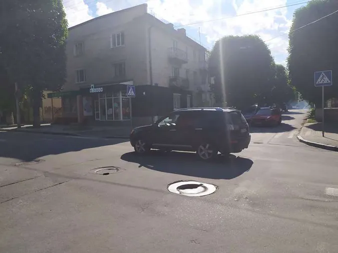 Діряву кришку люка в центрі Луцька замінять, – директор ЖКГ (фото)