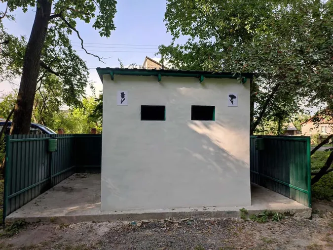 Оновлена дірка в підлозі: у Ківерцях відремонтували туалет (фото)