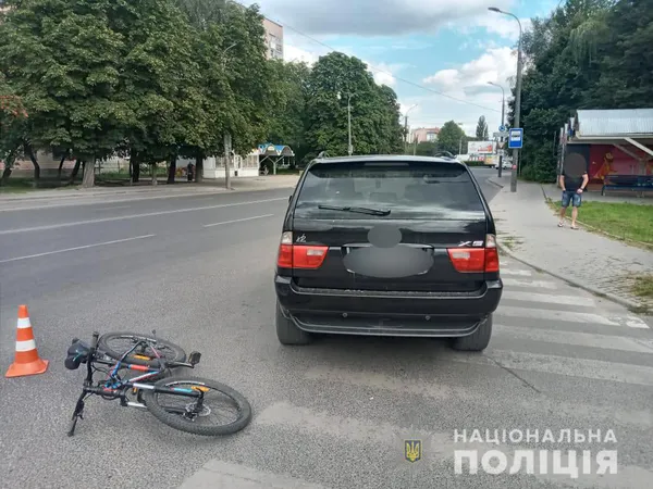 У Луцьку BMW X5 збив 14-річного велосипедиста на переході (фото, відео)