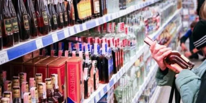 Горілка, вино, коньяк: у Луцьку неповнолітніх дівчат спіймали на крадіжці (фото)