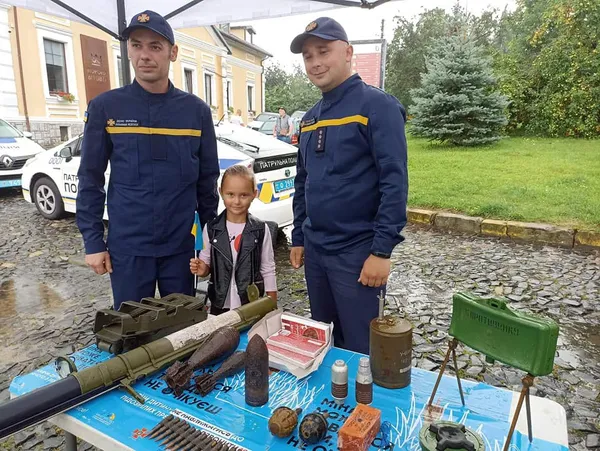 У Луцькому замку сапери ДСНС познайомили дітей зі смертоносними предметами (фото)