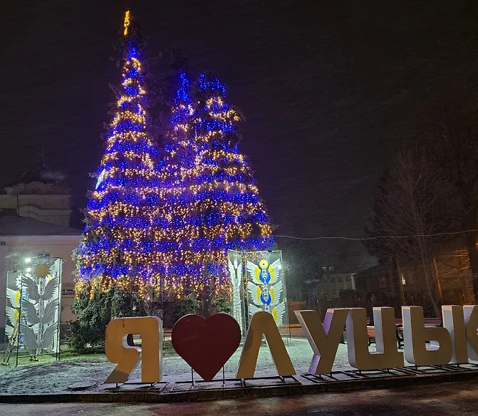 Сніг, ялинки та ілюмінації: який він, вечірній зимовий Луцьк (фото)
