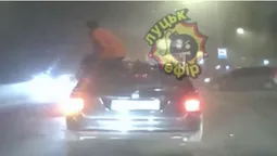 У Луцьку чоловік їхав на даху авто (відео)