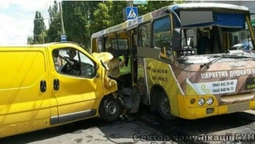 Опублікували відео аварії з маршруткою