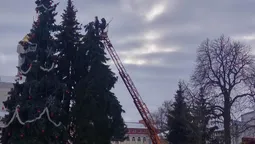 У Луцьку розбирають головні ялинки (фото)