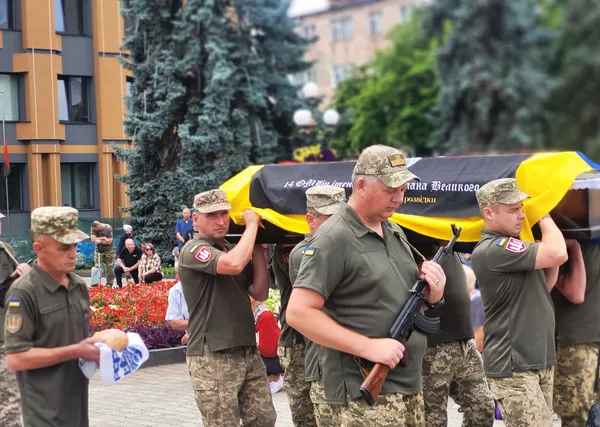 У Ковелі віддали останню шану 49-річному воїну Віталію Мартинюку (фото)