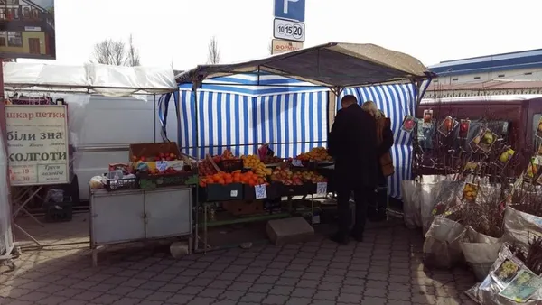 У Луцьку торговців на парковках порозганяла муніципальна поліція