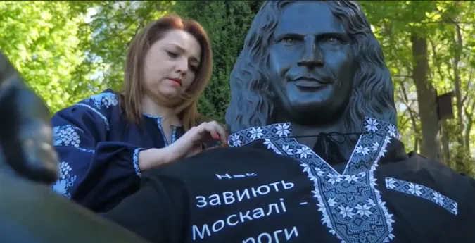 У Луцьку бронзового Скрябіна вдягнули у вишиванку (відео)