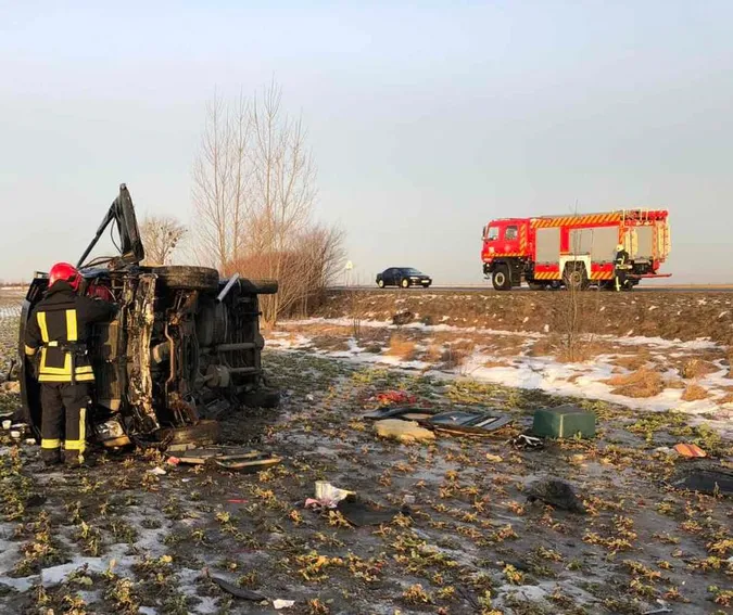 На Волині бус злетів у кювет, перекинувся і ледь не загорівся (фото)
