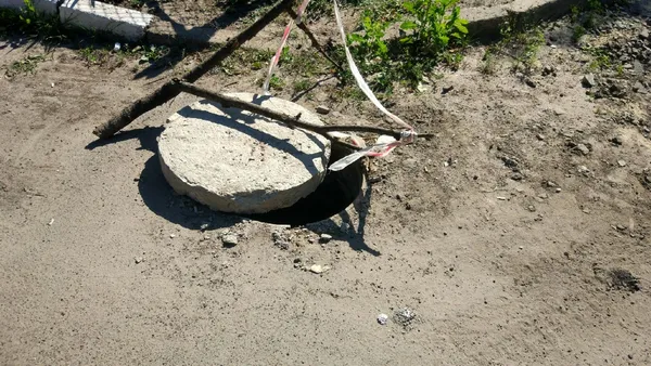 Лучани просять муніципалів позачиняти люки (фото)
