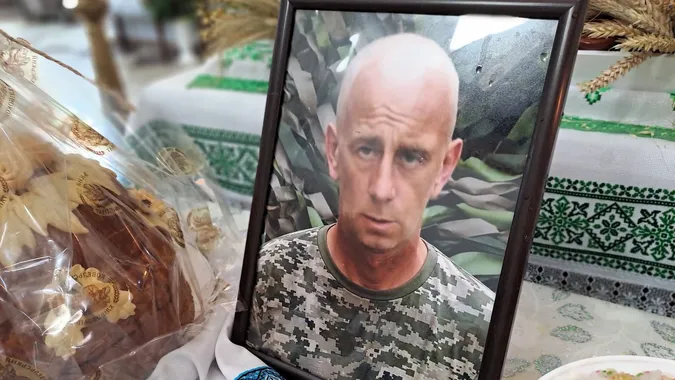 Помер від важких поранень: у Ковелі попрощалися з воїном Валентином Колочуном (фото)