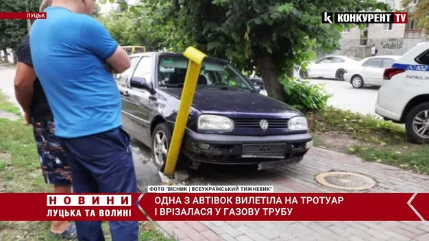 Аварія у Луцьку: авто «влетіло» в стовп, водія госпіталізували (відео)